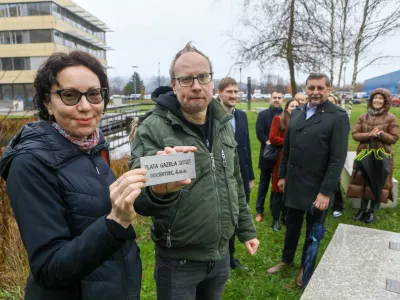 25.11.2025 - projekt Gazela 2025 zaključek z namestitvijo ploščice z imenom podjetja, zlate gazele 2025 na klop v Tehnološkem parku. Tehnolški park. Zlata gazela 2025 - DOCENTRIC d.o.oFoto: Luka Cjuha