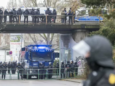 29 November 2025, Hesse, Gießen: Police officers block a street near the founding meeting of the new AfD youth organization. Several thousand demonstrators protested against the founding of a new AfD youth organization on Saturday. Its predecessor, Junge Alternative, which had been classified as right-wing extremist, had dissolved itself. Photo: Boris Roessler/dpa