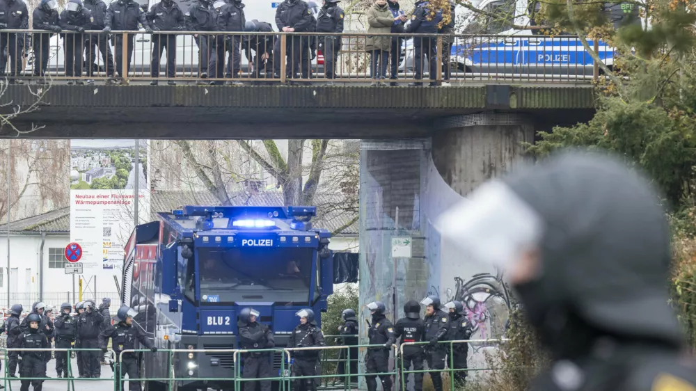 29 November 2025, Hesse, Gießen: Police officers block a street near the founding meeting of the new AfD youth organization. Several thousand demonstrators protested against the founding of a new AfD youth organization on Saturday. Its predecessor, Junge Alternative, which had been classified as right-wing extremist, had dissolved itself. Photo: Boris Roessler/dpa