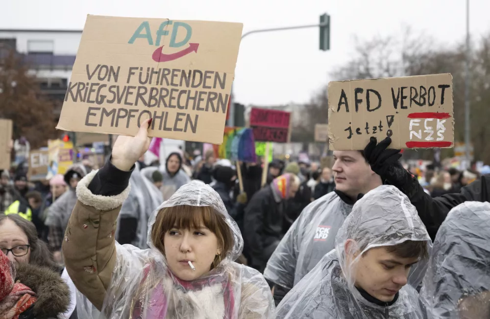 29 November 2025, Hesse, Gießen: Participants from various organizations protest in Giessen against the founding meeting of the new AfD youth organization. Several thousand demonstrators protested against the founding of a new AfD youth organization on Saturday. Its predecessor, Junge Alternative, which had been classified as right-wing extremist, had dissolved itself. Photo: Boris Roessler/dpa