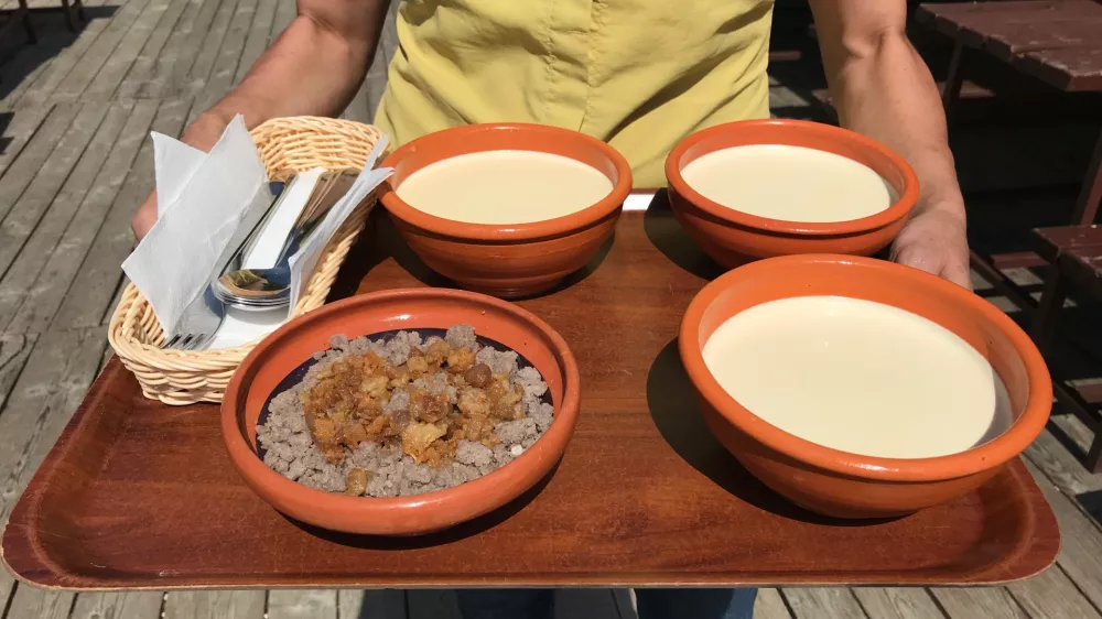 ﻿Pravo krvavško kislo mleko in žganci, brunarica Sonček, Krvavec