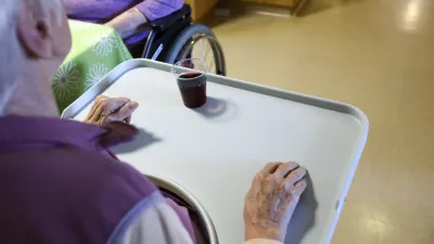 V domovih starejših se začenja bitka s časom