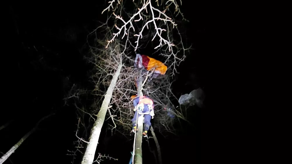 Škofjeloški reševalci so z drevesa rešili jadralno padalko. 