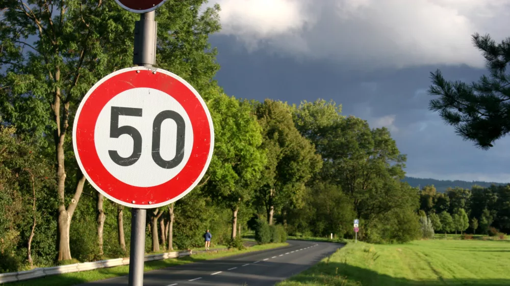 Omejitev je bil 50 km/h. / Foto: Istock
