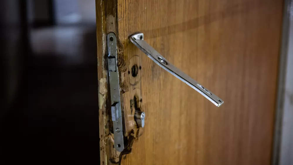 Poleg ukradenih predmetov storilci povzročijo tudi drugačno škodo. Slika je simbolična.