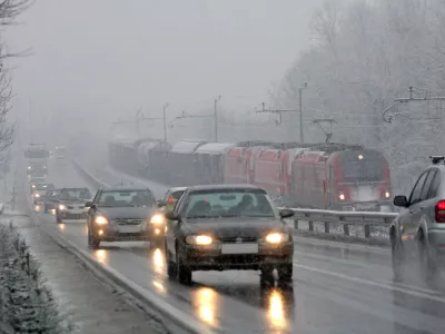 - sneženje, prvi sneg do nižin, cesta Ljubljana Medvode//FOTO: Luka Cjuha