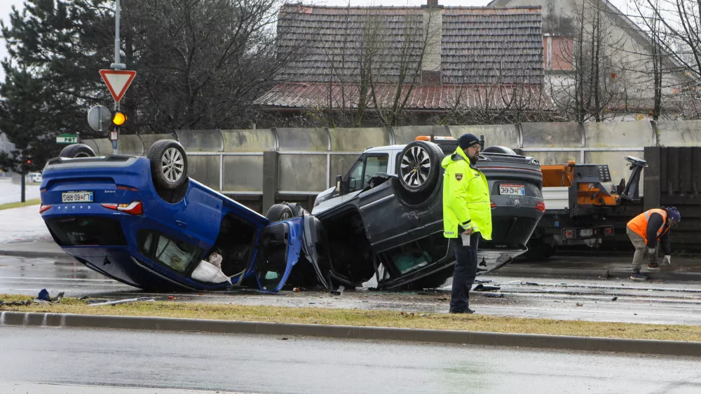 26.11.2025 - Prometna nesreča - Šmartinska cesta - policijaFoto: Luka Cjuha