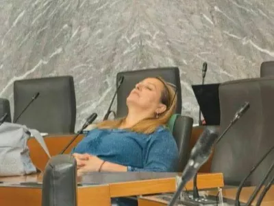 Lena Grgurević v parlamentu ni spala, kot so namigovali njeni parlamentarni kolegi, ampak razmišljala. 