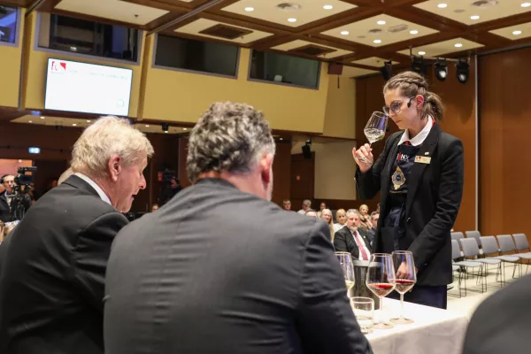 - Simona Česen, zmagovalka,- Finale državnega prvenstva sommelierjev Slovenije 2025 v Hotelu Perla v Novi Gorici.//FOTO: Bojan Velikonja
