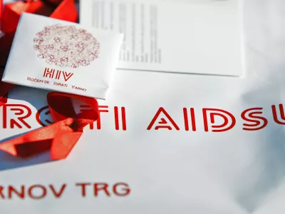 ﻿- - simbolična fotografija - zdravstvo - obolenje AIDS - okužba HIV - virus človeške imunske odpornosti - rdeča pentlja (simbol boja proti AIDS-u) - kondom (kontracepcijsko sredstvo)- //FOTO: Bojan Velikonja