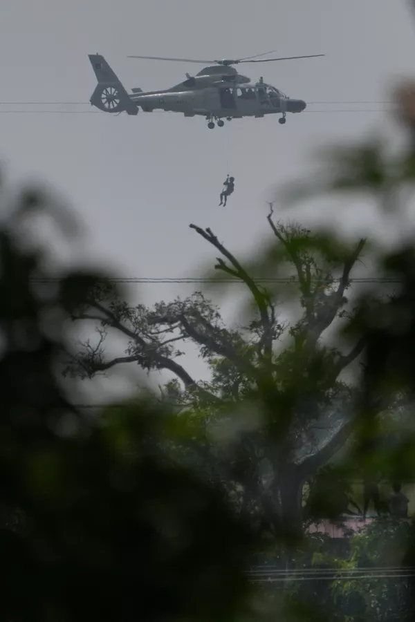 A Pakistan Navy helicopter airlifts a man who was stuck in a flooded area following Cyclone Ditwah in Kolonnawa, Sri Lanka, December 1, 2025. REUTERS/Thilina Kaluthotage