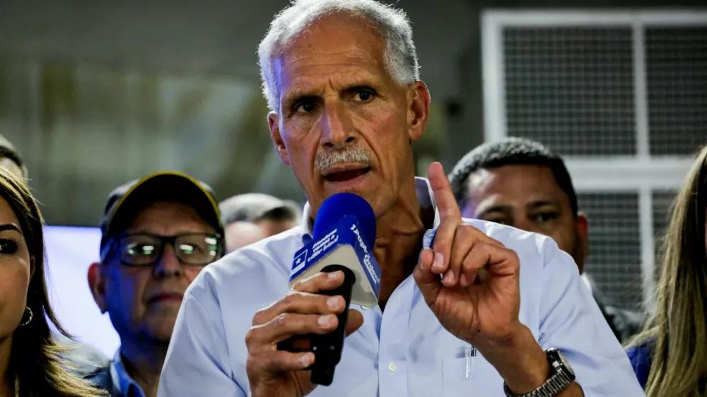 Presidential candidate Nasry Asfura of the National Party of Honduras (PN) speaks at a press conference on the day of the general election in Tegucigalpa, Honduras, November 30, 2025. REUTERS/Leonel Estrada    TPX IMAGES OF THE DAY
