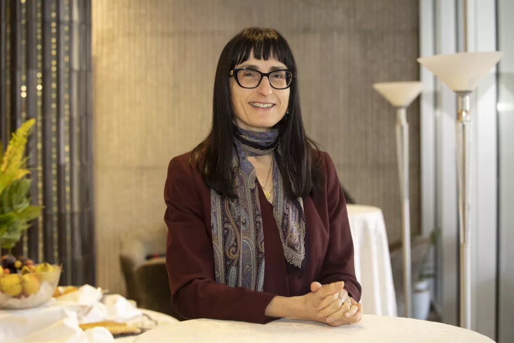 Glede na pred kratkim objavljeno ameriško raziskavo lahko sklepamo, da ima v tudi v Evropi nevrološke motnje polovica prebivalcev. Predvsem se povečuje prevalenca Parkinsonove bolezni, je nevrologinja prof. dr. Elena Moro, predsednica Evropske akademije za nevrologijo, povedala na pred začetkom nevrološkega simpozija 2nd Alpe Adria Update on Movement Disorders. / Foto: Koka Press, Katja Kodba