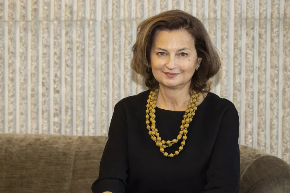 Nevrologinja prof. dr. Maja Trošt, strokovna direktorica Nevrološke klinike in vodja Centra za motnje gibanja UKC Ljubljana pojasni, da se bolezni malih možganov kažejo z motnjo koordinacije gibov. / Foto: Koka Press, Katja Kodba