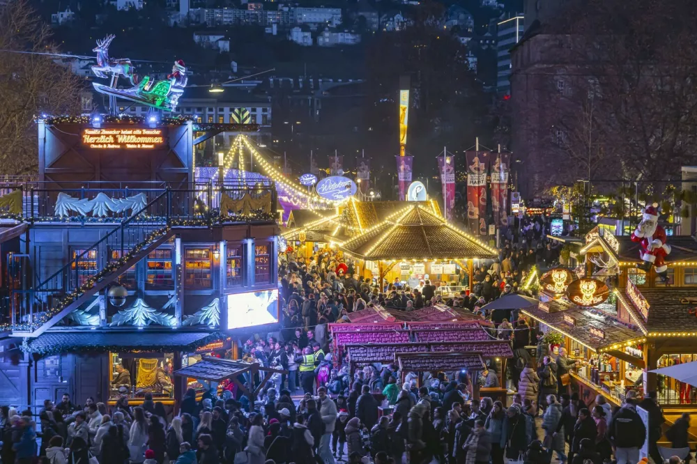 Der Stuttgarter Weihnachtsmarkt zählt mit rund 3,5 Millionen Besuchern zu den größten und schönsten in ganz Deutschland. Weihnachtspyramide und Riesenrad am Schlossplatz. // 29.11.2025. Stuttgart, Baden-Württemberg, Deutschland *** With around 3.5 million visitors, the Stuttgart Christmas market is one of the largest and most beautiful in Germany Christmas pyramid and Ferris wheel at Schlossplatz 29 11 2025 Stuttgart, Baden Württemberg, Germany,Image: 1055582688, License: Rights-managed, Restrictions: imago is entitled to issue a simple usage license at the time of provision. Personality and trademark rights as well as copyright laws regarding art-works shown must be observed. Commercial use at your own risk., Model Release: no