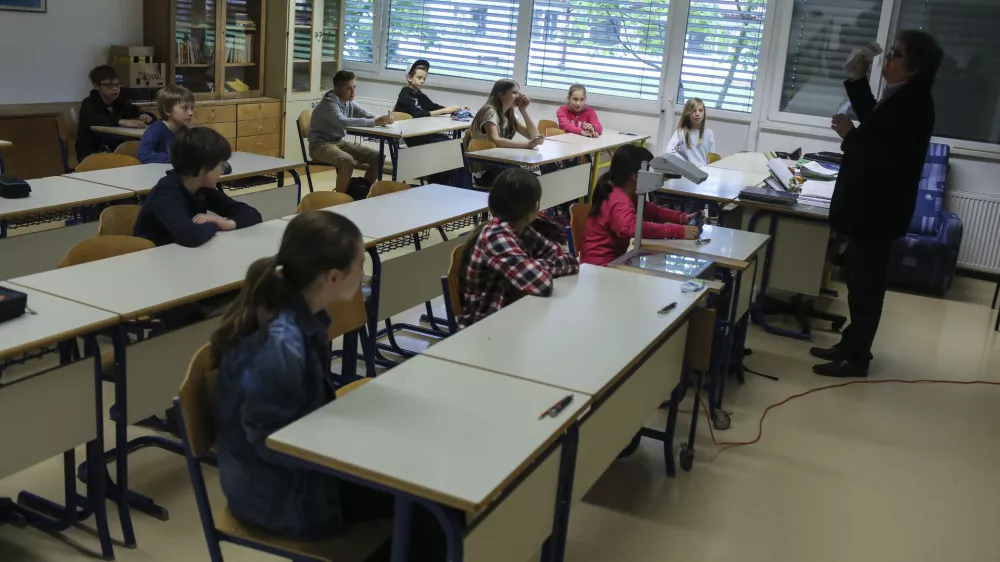 ﻿- Osnovna šola Valentina Vodnika v Ljubljani - razred - učilnica - osnovnošolci - učenci - šolstvo    - 07.05.2015 - Nacionalno preverjanje znanja (NPZ) v osnovnih šolah - pisno preverjanje znanja iz maternega jezika za učence 6. in 9. razreda -    //FOTO: Jaka Gasar