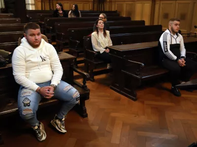 11.11.2025 - sodišče, obdolžena Novak Leonardo (levo v beli majici) in Novak ArsenFoto: Tomaž Skale