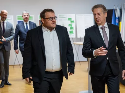 Ljubljana, Hisa EU.Konferenca o napredku Slovenije, trenutnih izzivih in strateski usmeritvi na podrocju stanovanjske politike in nalozb, ki jo organizirajo ministrstvo za solidarno prihodnost, CEB in EIB Group.Minister za solidarno prihodnost Simon Maljevac in predsednik vlade Robert Golob.