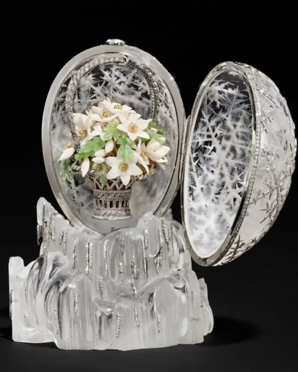 Jajce ima snežinke, vgravirane v kremenovo zunanjost, in okrašen je z diamanti. Foto: Christie's