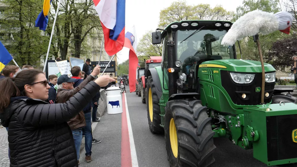 - traktorji - - 25.04.2023 – drugi protest kmetov pred poslopjem parlamenta v Ljubljani – protestni shod zaradi nezadovoljstva, vrste zahtev do kmetov in perečih težav v kmetijstvu - Sindikat kmetov Slovenije -//FOTO: Tomaž Skale