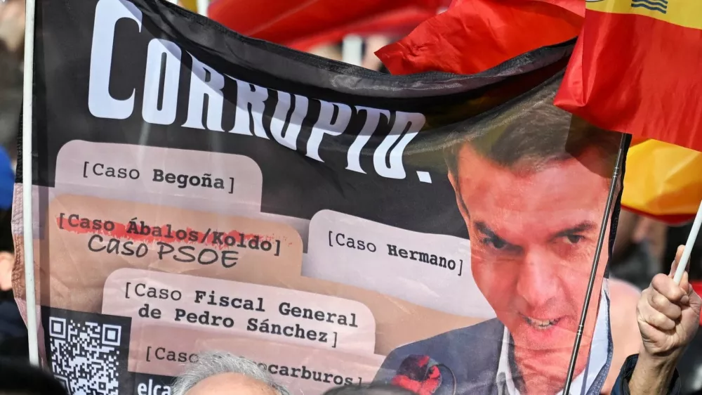 People attend a demonstration where Spain's opposition leader Alberto Nunez Feijoo demands snap elections after former Transport Minister Transport Minister Jose Luis Abalos was jailed over a corruption scandal dogging the leftist government of Prime Minister Pedro Sanchez, in Madrid, Spain, November 30, 2025. REUTERS/Juan Barbosa