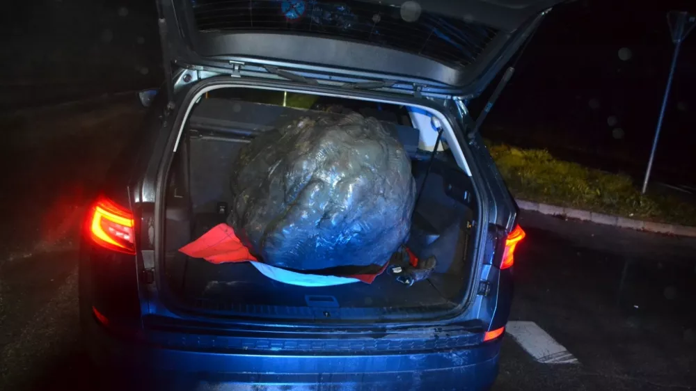 Velenje.V noci iz cetrtka na petek je storilec poskodoval spomenik Tita na Titovem trgu v Velenju. Policija je osumljenca ze izsledila in zoper njega vodi ustrezne postopke.Foto: PU Celje