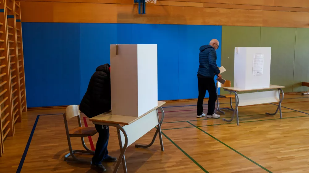 - Volišče OŠ Polje,- 23.11.2025. - Zakonodajni referendum o Pomoči pri prostovoljnem končanju življenja.//FOTO: Bojan Velikonja