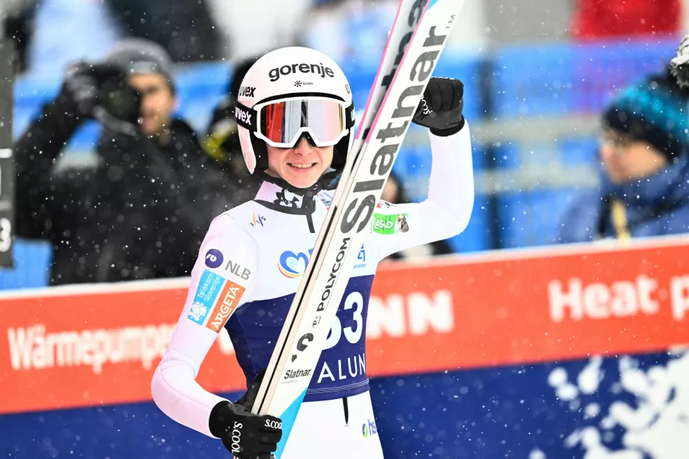 Slovenia's Nika Prevc celebrates winning the Women's Ski Jumping World Cup, large hill, at Lugnet Stadium in Falun, Sweden, Sunday Nov. 30, 2025. (Fredrik Sandberg/TT via AP) / Foto: Fredrik Sandberg