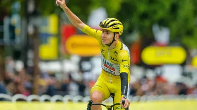 Francija, Pariz.Kolesarska dirka po Franciji, 21. etapa: Mantes-la-Ville - Pariz (132,3 km).Zmagovalec dirke po Franciji Tadej Pogacar. / Foto: Anze Malovrh/sta