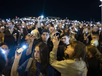 ZA OBJEKTIVNUJNO VKLJUČI V IZBOR16 minut tišine01.11.2025 - Spominski shod v Novem Sadu eno leto po padcu nadstreška na železniški postaji v Novem Sadu, ki je zahteval življenja 16 ljudi in zanetil množične protivladne proteste, Novi Sad, Srbija. FOTO: Nik Erik Neubauer