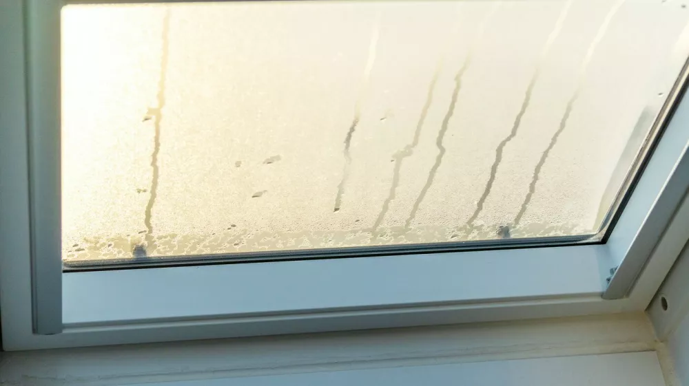 Bavaria, Germany - November 16, 2025: A fogged-up skylight on a cold winter day. Moisture and condensation collect on the pane, revealing typical problems associated with cold temperatures, high humidity, and poor insulation in the interior. *** Beschlagenes Dachfenster an einem kalten Wintertag. Feuchtigkeit und Kondensation sammeln sich auf der Scheibe und zeigen typische Probleme bei Kälte, hoher Luftfeuchtigkeit und schlechter Dämmung im Innenraum.,Image: 1052737436, License: Rights-managed, Restrictions: imago is entitled to issue a simple usage license at the time of provision. Personality and trademark rights as well as copyright laws regarding art-works shown must be observed. Commercial use at your own risk., Model Release: no