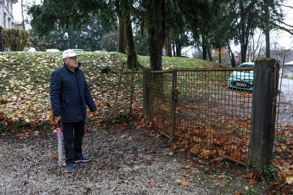 16.11.2025 - Zapor Povšetova gospod Refik stanovalec ob zaporu.Foto: Luka Cjuha