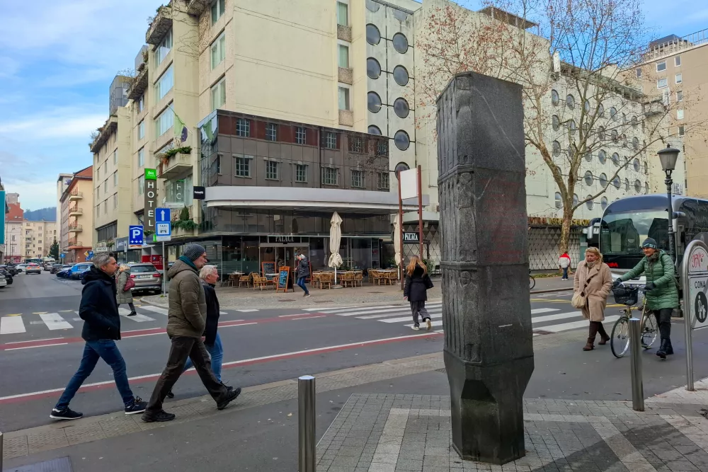 1.12.2025 - Spomenik ženam na Miklošičevi cesti - TUKAJPRED SODNIŠKIMI ZAPORIJE 1 AVG. 1943 LETAVELIKA MNOŽICAŽENA MOŽ IN MLADINEDEMONSTRIRALAPROTIFAŠISTIČNEMU NASILJUMANIFESTIRALAZA OSVOBODILNO FRONTOIN ZAHTEVALADA UKOPATORIZPUSTIIZ ZAPOROV IN TABORIŠČBORCE ZA SVOBODO.Foto: Luka Cjuha