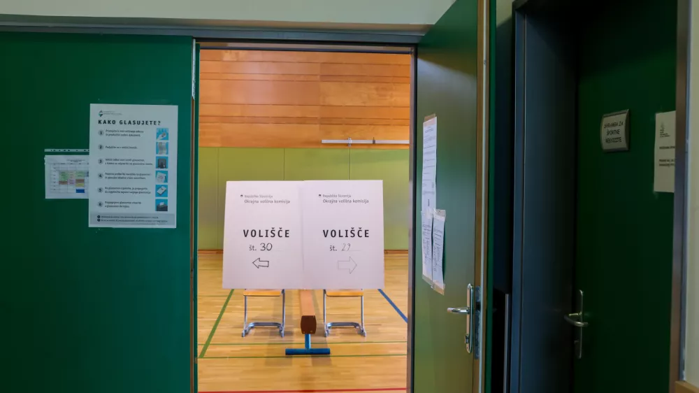 - Volišče OŠ Polje,- 23.11.2025. - Zakonodajni referendum o Pomoči pri prostovoljnem končanju življenja.//FOTO: Bojan Velikonja / Foto: Bojan Velikonja