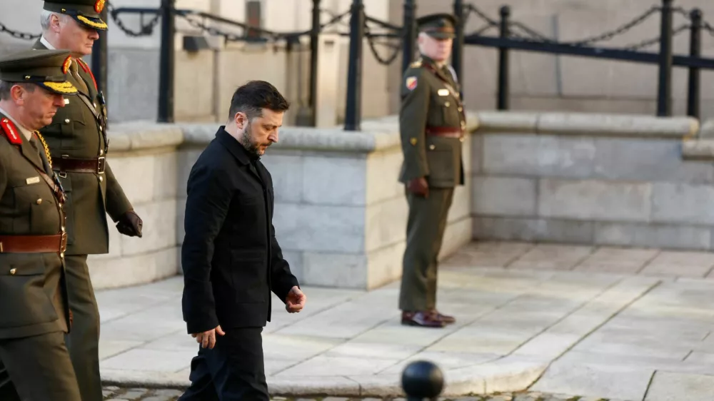 Ukrainian President Volodymyr Zelenskiy walks to inspect a guard of honour by the Irish Army at Government Buildings during an Irish State visit, in Dublin, Ireland, December 2, 2025. REUTERS/Clodagh Kilcoyne