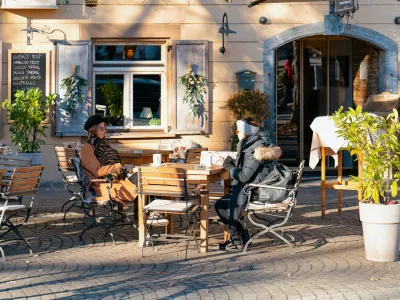 Dve mladi dami med uživanjem ob kavi. Slika je simbolična. / Foto: Istock