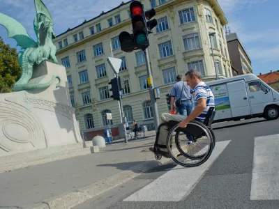 invalidi - paraplegiki na sprehodu opozorili na težave v urbanem okolju      //FOTO: Tomaž Zajelšnik