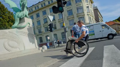 invalidi - paraplegiki na sprehodu opozorili na težave v urbanem okolju      //FOTO: Tomaž Zajelšnik