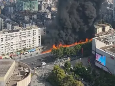 Požar se je hitro razširil po cesti.