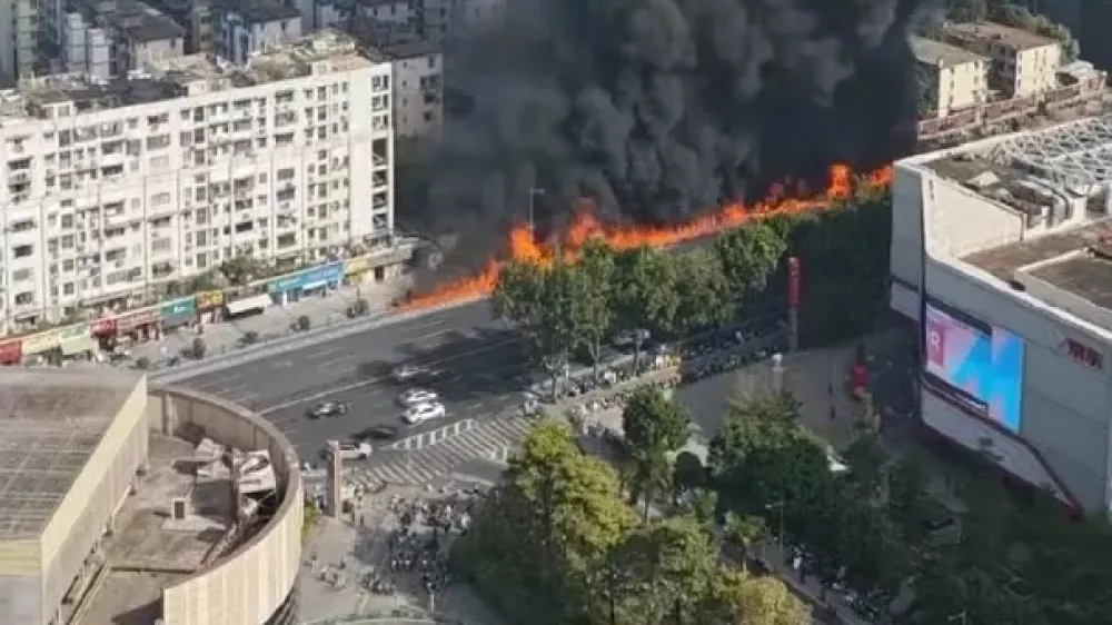 Požar se je hitro razširil po cesti.