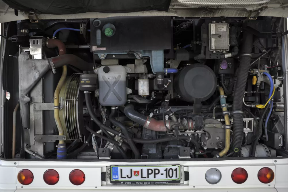 - ilustrativna fotografijamotor avtobusa, motor na komprimiran zemeljski plinmetanbus - mestni avtobus LPP  - Evropski teden trajnostne energije - vožnja z okolju prijaznimi mestnimi avtobusi, ki jih poganja stisnjen zemeljski plin - plinski avtobus - metanbus  //FOTO: Tomaž Zajelšnik