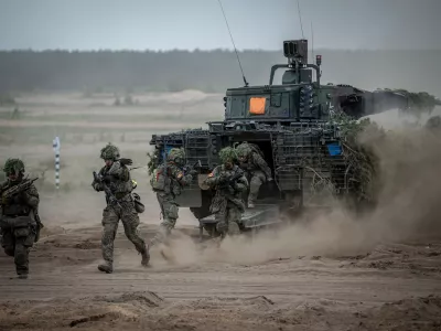 FILED - 29 May 2024, Lithuania, Pabrade: German army soldiers jump out of a Puma infantry fighting vehicle at the end of the NATO exercise Quadriga 2024. Despite reports of problems with digitizing its battlefield communications, the Bundeswehr is sticking to its plan to refit a first division by the end of 2027. Photo: Kay Nietfeld/dpa
