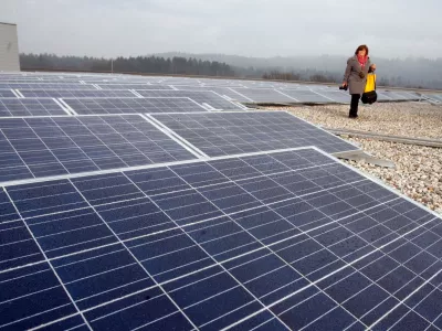 sončne celice - solarni moduli  - Tehnološki park Ljubljana - nova sončna elektrarna na strehi objekta, stavba B  //FOTO: Bojan Velikonja / Foto: Bojan Velikonja