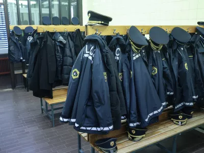 - simbolična fotografija - uniforma- 12.02.2025 - Policija je nagradila 66 izjemnih posameznikov, ki so v najrazličnejših okoliščinah pomagali reševati življenja ljudi - podelitev, policija, hrabrost, požrtvovalnost, priznanja//FOTO: Jaka Gasar / Foto: Jaka Gasar