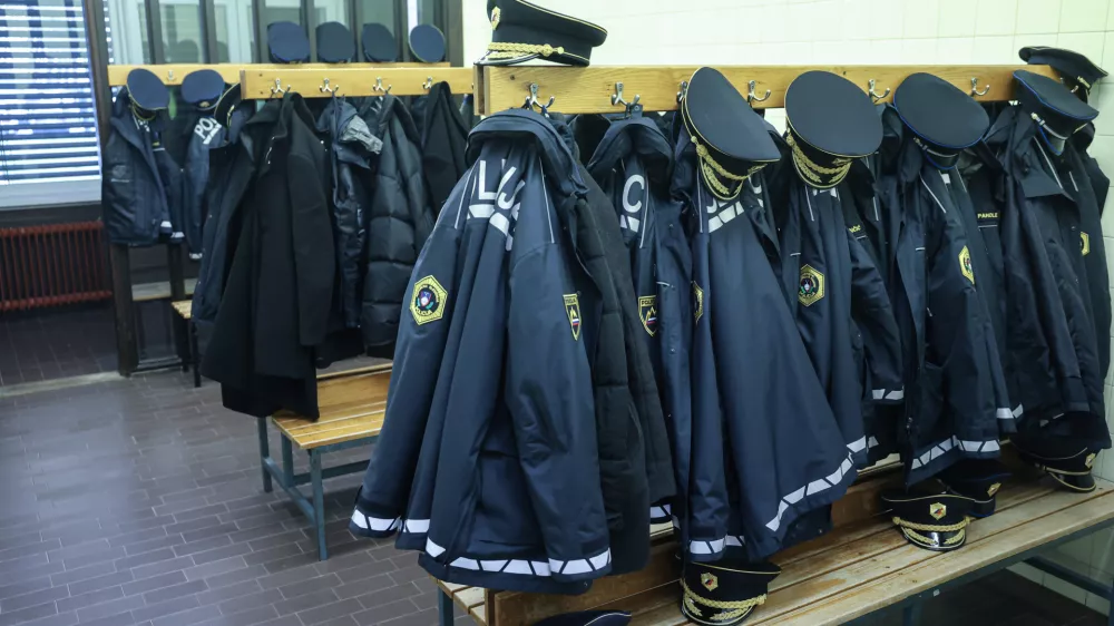 - simbolična fotografija - uniforma- 12.02.2025 - Policija je nagradila 66 izjemnih posameznikov, ki so v najrazličnejših okoliščinah pomagali reševati življenja ljudi - podelitev, policija, hrabrost, požrtvovalnost, priznanja//FOTO: Jaka Gasar / Foto: Jaka Gasar