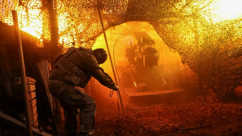 A Ukrainian serviceman of the 100th Separate Mechanized Brigade of the Ukrainian Armed Forces fires a Bohdana self-propelled howitzer towards Russian troops from a position on a front line, amid Russia's attack on Ukraine near the frontline town of Kostiantynivka in Donetsk region, Ukraine November 29, 2025. REUTERS/Stringer   TPX IMAGES OF THE DAY