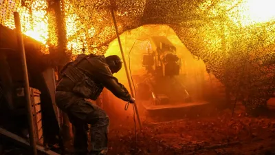 A Ukrainian serviceman of the 100th Separate Mechanized Brigade of the Ukrainian Armed Forces fires a Bohdana self-propelled howitzer towards Russian troops from a position on a front line, amid Russia's attack on Ukraine near the frontline town of Kostiantynivka in Donetsk region, Ukraine November 29, 2025. REUTERS/Stringer   TPX IMAGES OF THE DAY