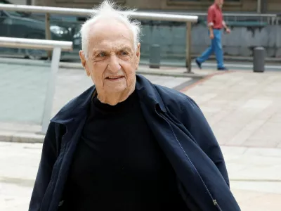 FILE PHOTO: Frank Gehry, architect of the Guggenheim Museum Bilbao, arrives to take part in the twenty-fifth anniversary celebrations of the museum, in Bilbao, Spain, October 17, 2022. REUTERS/Vincent West/File Photo