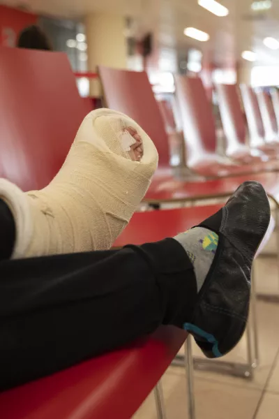 - simbolična fotografija - zdravstvo - poškodba - zlom - mavec - gibsPacienti- 15.2.2024 - UKC Ljubljana - Urgenca// FOTO: Nik Erik Neubauer / Foto: Nik Erik Neubauer