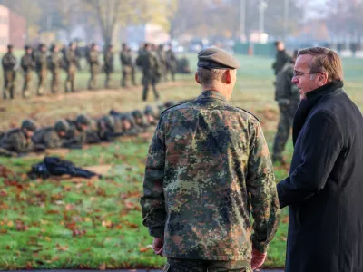 10 November 2025, North Rhine-Westphalia, Muenster: German Defense Minister Boris Pistorius watches soldiers undergoing basic training with weapons in the barracks of Homeland Security Regiment 2. Pistorius talks to soldiers from the regiment and visits the training company. Around 190 recruits are currently undergoing their new basic training there. Photo: Christoph Reichwein/dpa